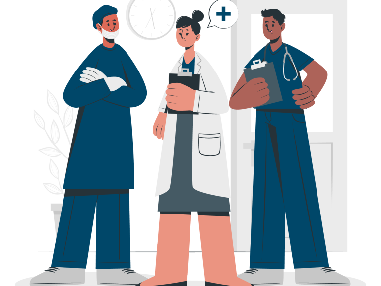 Trois professionnels de santé discutent dans un environnement médical.